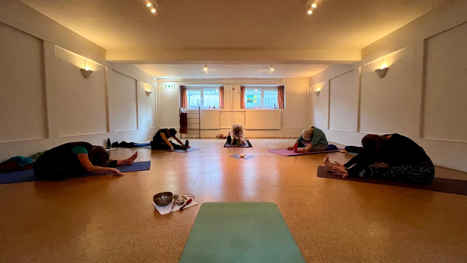Deelnemers ervaren diepe ontspanning tijdens een Do-In Yoga praktijkdag in de zen zaal van de Remonstrantse Kerk in Den Haag