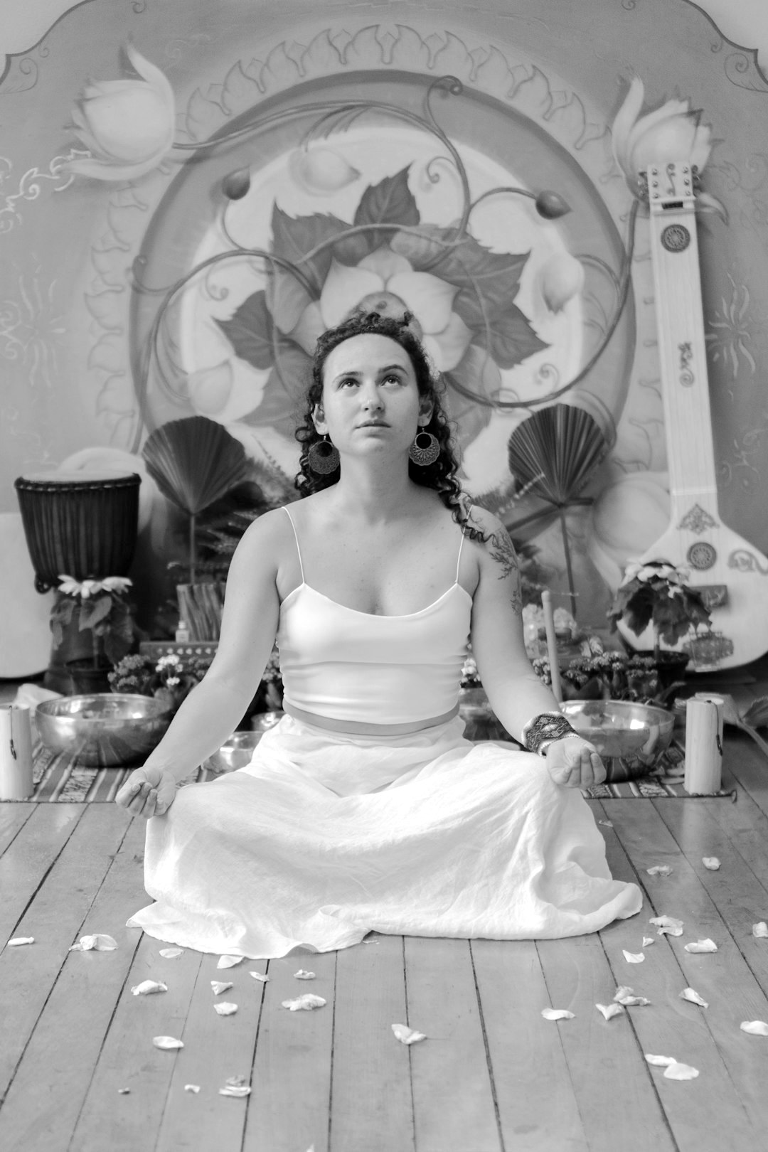 Vrouw zit in kleermaker houding en haar ogen blikken omhoog