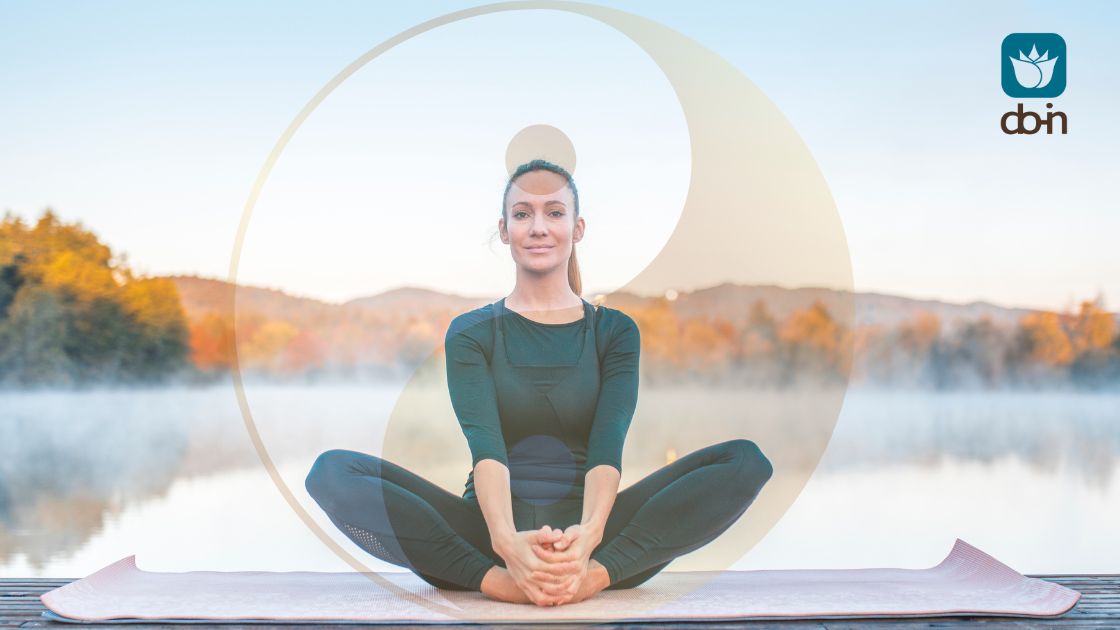 Vrouw beoefent Do-In Yoga in natuur, geïnspireerd door Traditionele Chinese Geneeskunde (TCG) voor balans en spirituele groei
