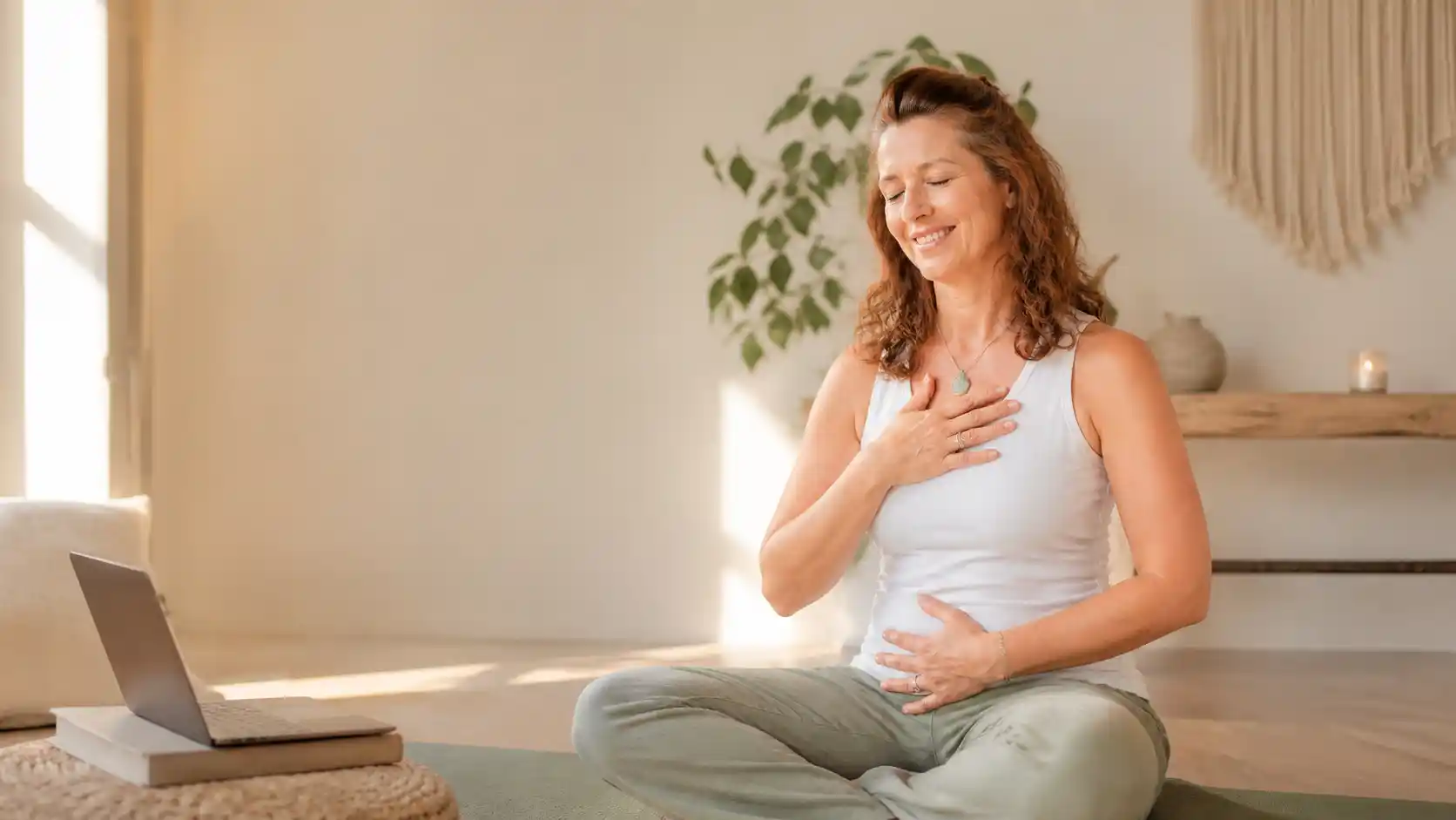 Vrouw zit rustig met handen op hart en buik tijdens Do-In Yoga oefening voor innerlijke rust