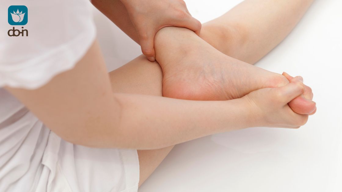 Vrouw past shiatsu zelfmassage toe op handvallei (LI4) voor energie en balans in Do-In Yoga