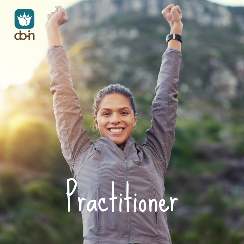 Vrouw blij met inschrijving Do-In Yoga opleiding