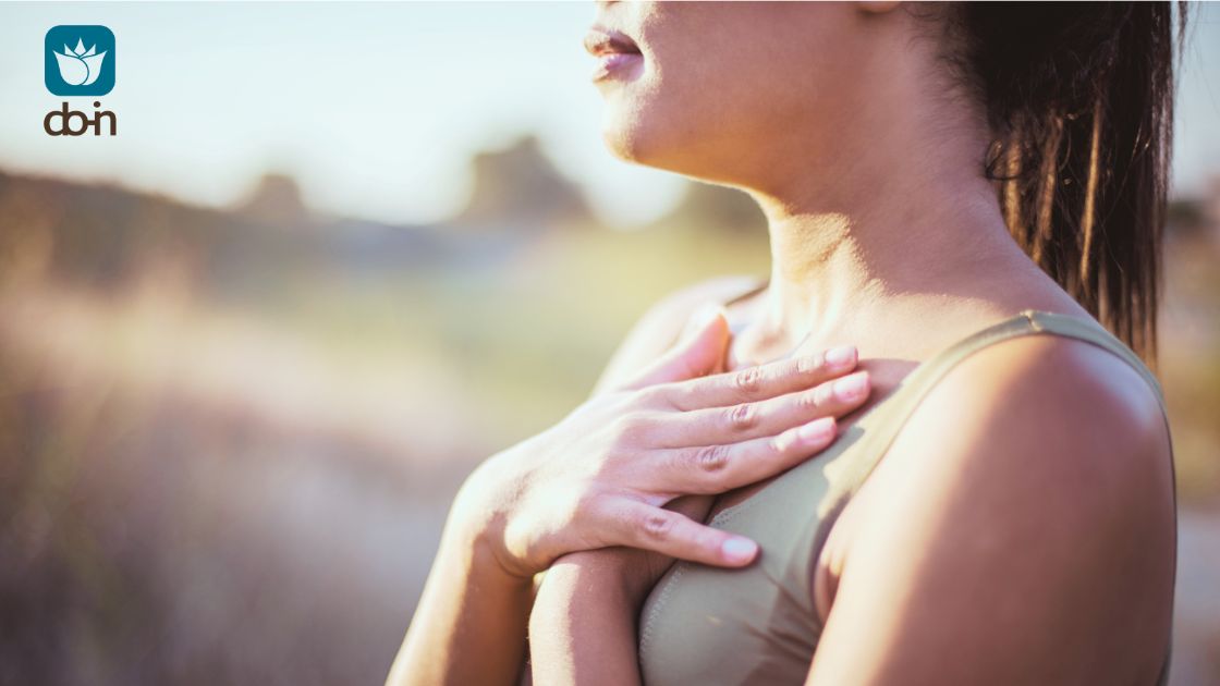 Vrouw doet Do-In Yoga-oefening om haar oorspronkelijke bron te activeren in een serene natuurlijke omgeving