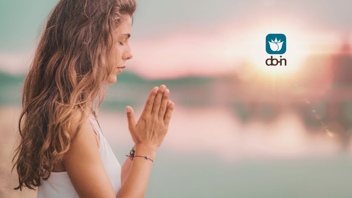 Vrouw met handen op haar hart verbindt met zingeving via Do-In Yoga